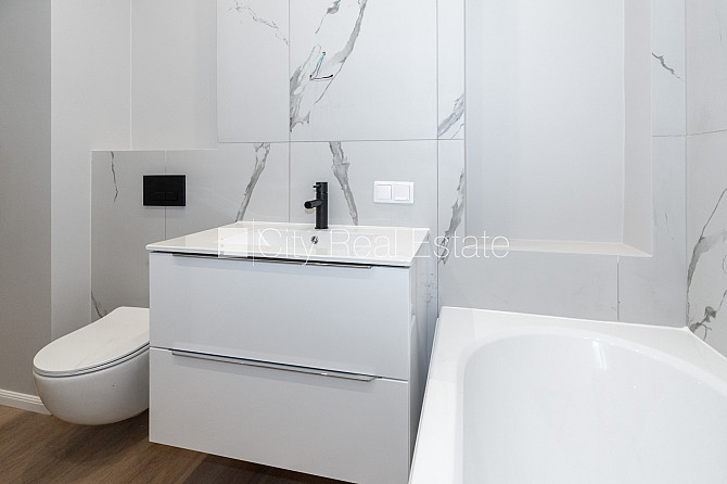 Новостройка, благоустроенная озеленённая территория, подъездная дорога покрыта Юрмала - изображение 20