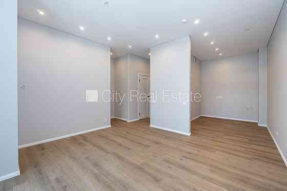 Новостройка, благоустроенная озеленённая территория, подъездная дорога покрыта Юрмала