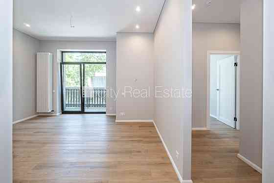 Новостройка, благоустроенная озеленённая территория, подъездная дорога покрыта Юрмала