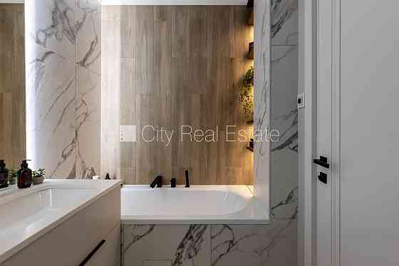 Новостройка, зеленая территория, закрытая территория, въездные ворота оснащены Юрмала