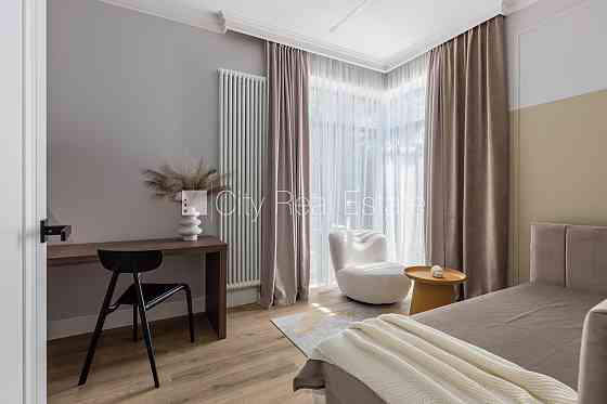 Новостройка, зеленая территория, закрытая территория, въездные ворота оснащены Юрмала