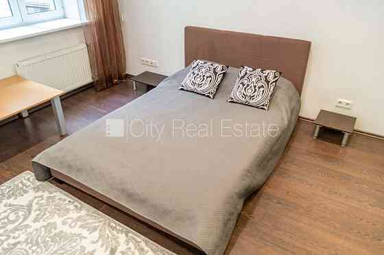 Фасадный дом, подъездная дорога покрыта брущаткoй, вход со двора, лестничная Rīga