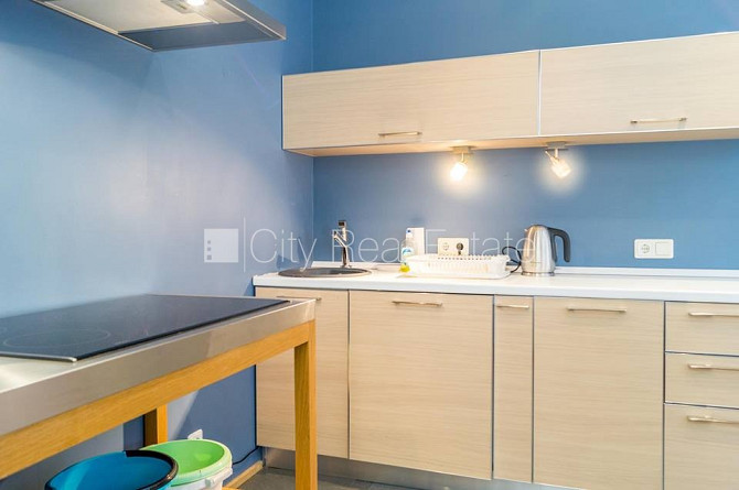 Fasādes māja, bruģēts piebraucamais ceļš, ieeja no pagalma, kāpņu telpa pēc kosmētiskā Rīga - foto 10