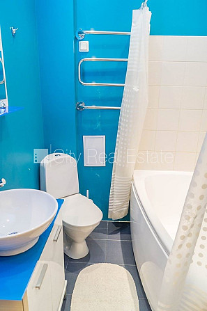 Fasādes māja, bruģēts piebraucamais ceļš, ieeja no pagalma, kāpņu telpa pēc kosmētiskā Rīga - foto 14