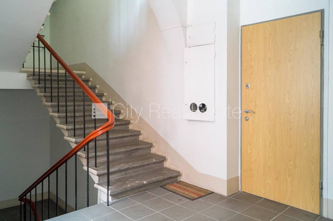 Fasādes māja, bruģēts piebraucamais ceļš, ieeja no pagalma, kāpņu telpa pēc kosmētiskā Rīga - foto 18