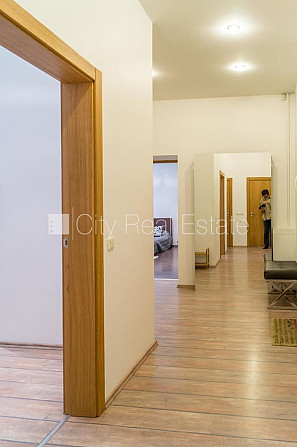 Fasādes māja, bruģēts piebraucamais ceļš, ieeja no pagalma, kāpņu telpa pēc kosmētiskā Rīga - foto 8