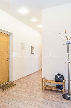 Fasādes māja, bruģēts piebraucamais ceļš, ieeja no pagalma, kāpņu telpa pēc kosmētiskā Rīga - foto 15