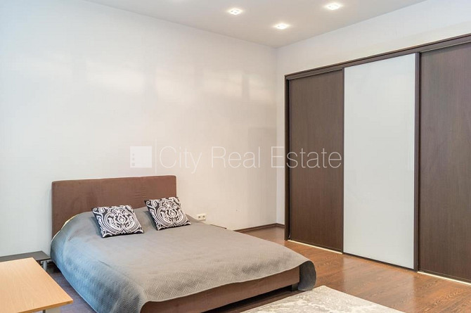 Fasādes māja, bruģēts piebraucamais ceļš, ieeja no pagalma, kāpņu telpa pēc kosmētiskā Rīga - foto 6