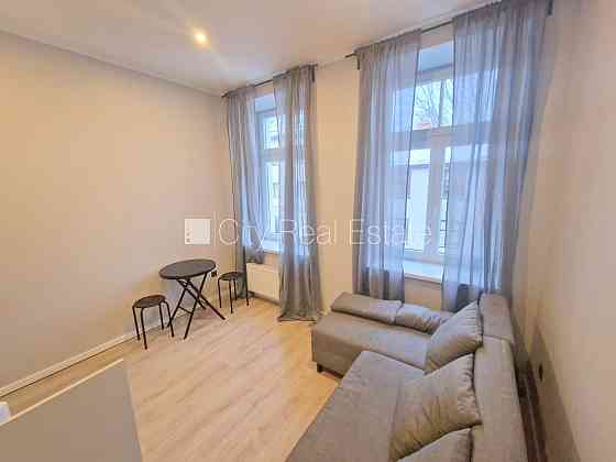 Фасадный дом, реновированный дом, вход с улицы, лестничная клетка после Рига