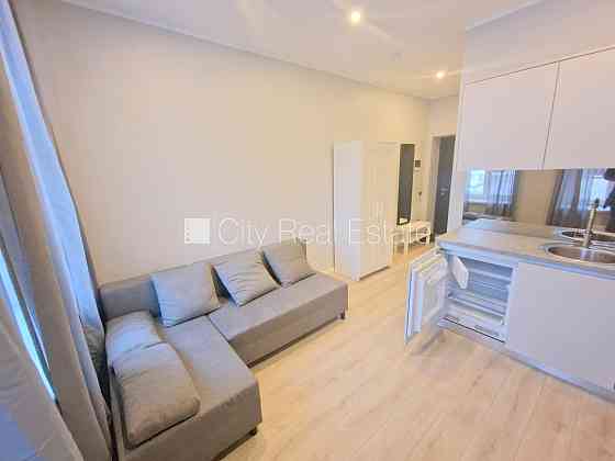 Фасадный дом, реновированный дом, вход с улицы, лестничная клетка после Рига