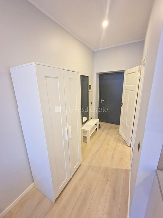 Фасадный дом, реновированный дом, вход с улицы, лестничная клетка после Рига - изображение 13