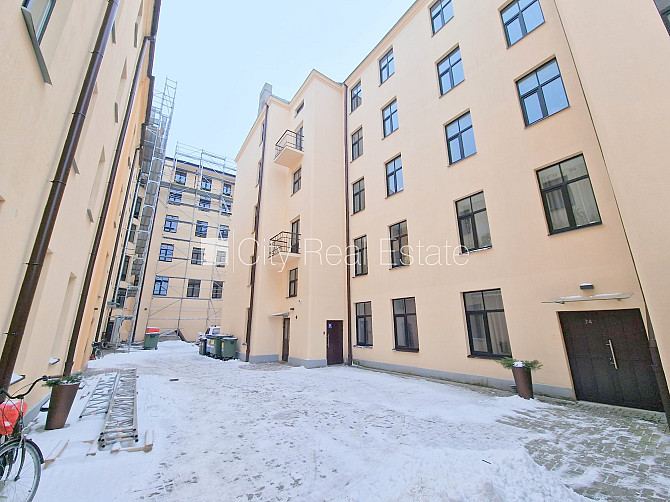 Фасадный дом, реновированный дом, вход с улицы, лестничная клетка после Рига - изображение 18