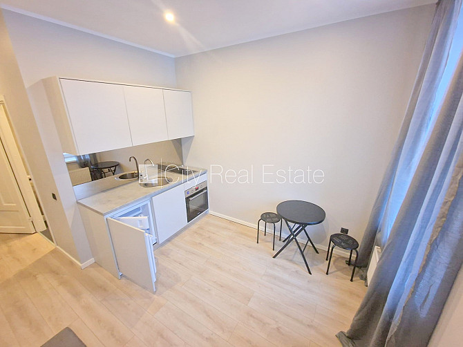 Фасадный дом, реновированный дом, вход с улицы, лестничная клетка после Рига - изображение 2