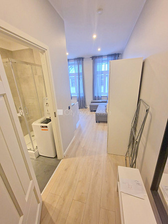 Фасадный дом, реновированный дом, вход с улицы, лестничная клетка после Рига - изображение 9