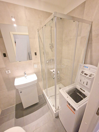 Фасадный дом, реновированный дом, вход с улицы, лестничная клетка после Рига - изображение 11