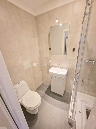 Фасадный дом, реновированный дом, вход с улицы, лестничная клетка после Рига - изображение 12