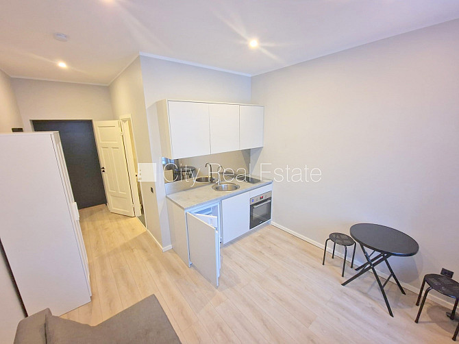 Фасадный дом, реновированный дом, вход с улицы, лестничная клетка после Рига - изображение 1