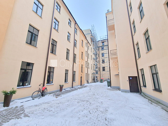 Фасадный дом, реновированный дом, вход с улицы, лестничная клетка после Рига - изображение 19