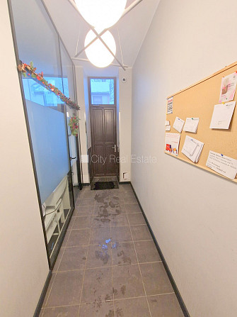 Фасадный дом, реновированный дом, вход с улицы, лестничная клетка после Рига - изображение 17