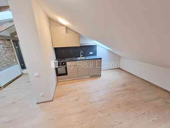 Здание во дворе, реновированный дом, закрытый двор, вход с улицы и со двора, Рига