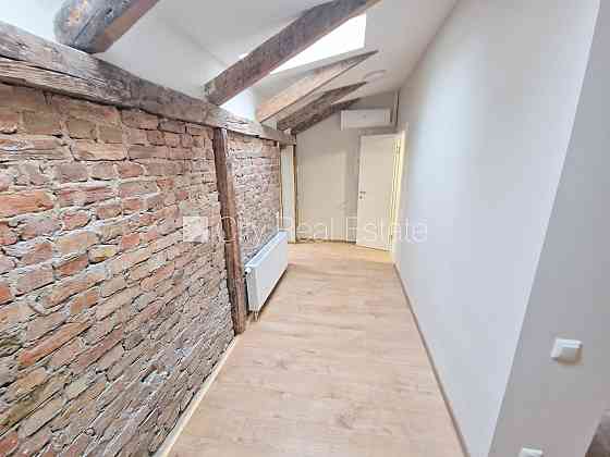 Здание во дворе, реновированный дом, закрытый двор, вход с улицы и со двора, Рига