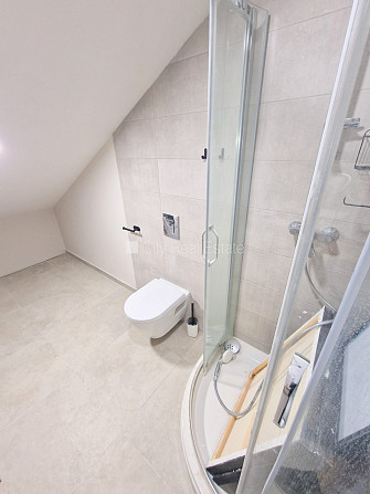 Здание во дворе, реновированный дом, закрытый двор, вход с улицы и со двора, Рига - изображение 9