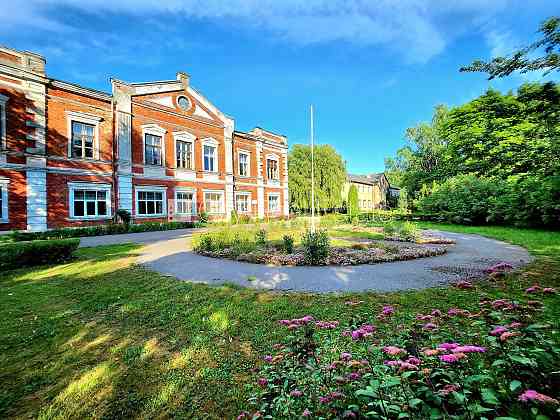 Благоустроенная озеленённая территория, места для нескольких машин, стоянка на Dobele un Dobeles novads