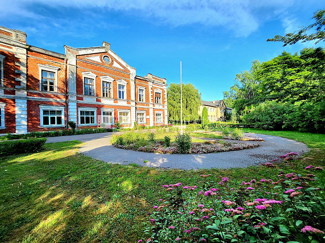 Благоустроенная озеленённая территория, места для нескольких машин, стоянка на Добеле и Добельский край - изображение 2