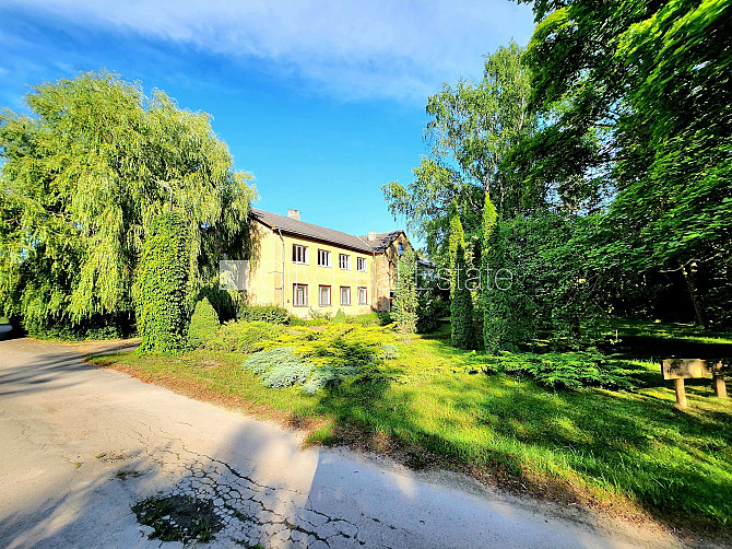 Благоустроенная озеленённая территория, места для нескольких машин, стоянка на Добеле и Добельский край - изображение 6