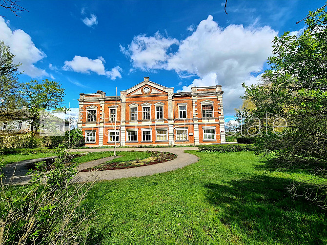 Благоустроенная озеленённая территория, места для нескольких машин, стоянка на Добеле и Добельский край - изображение 1