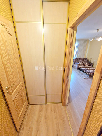 Земля в собственности, вход с улицы, лестничная клетка без ремонта, лоджия, окна Юрмала - изображение 12