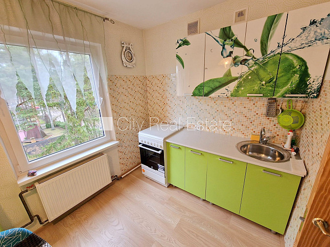 Земля в собственности, вход с улицы, лестничная клетка без ремонта, лоджия, окна Юрмала - изображение 7