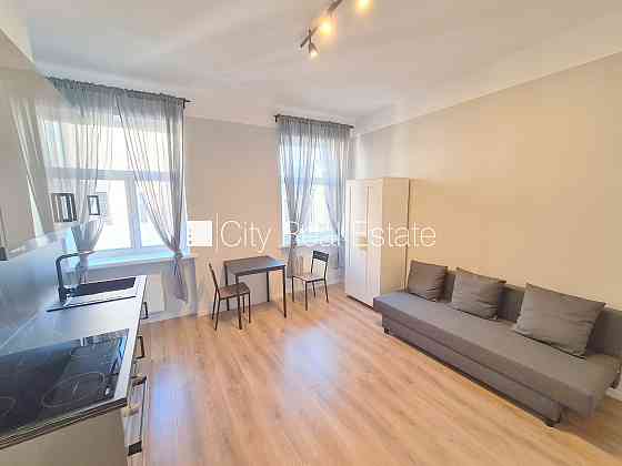 Здание во дворе, фасадный дом, закрытый двор, вход с улицы и со двора, лифт, Рига