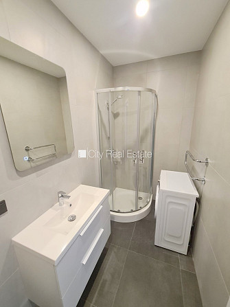 Здание во дворе, фасадный дом, закрытый двор, вход с улицы и со двора, лифт, Рига - изображение 17