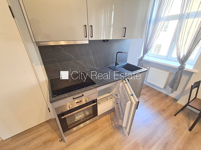 Здание во дворе, фасадный дом, закрытый двор, вход с улицы и со двора, лифт, Рига - изображение 9