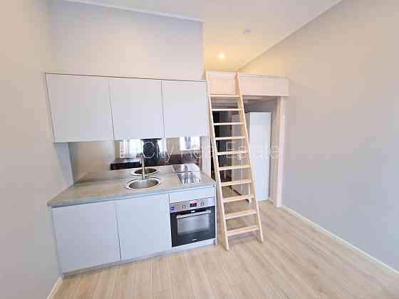 Фасадный дом, реновированный дом, вход с улицы, лестничная клетка после Рига