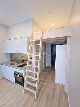 Фасадный дом, реновированный дом, вход с улицы, лестничная клетка после Рига