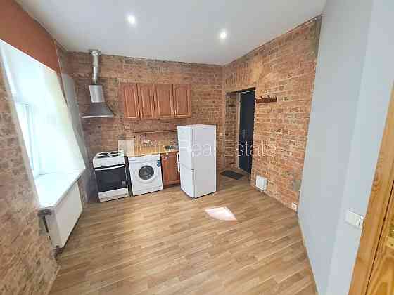 Здание во дворе, реновированный дом, закрытый двор, вход с улицы, лестничная Рига