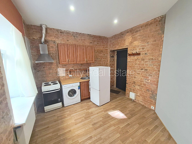 Здание во дворе, реновированный дом, закрытый двор, вход с улицы, лестничная Рига - изображение 4