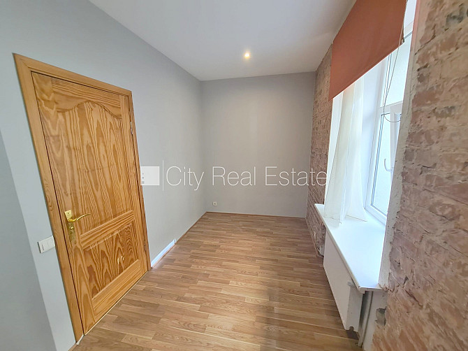 Здание во дворе, реновированный дом, закрытый двор, вход с улицы, лестничная Рига - изображение 7