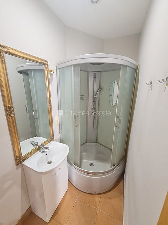 Здание во дворе, реновированный дом, закрытый двор, вход с улицы, лестничная Рига - изображение 10