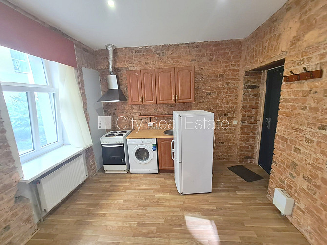 Здание во дворе, реновированный дом, закрытый двор, вход с улицы, лестничная Рига - изображение 8