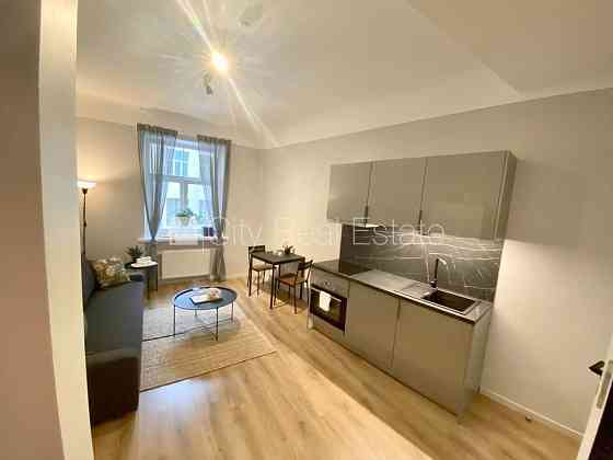 Фасадный дом, реновированный дом, закрытый двор, вход с улицы и со двора, лифт, Рига