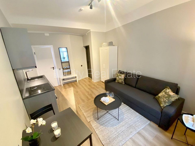 Фасадный дом, реновированный дом, закрытый двор, вход с улицы и со двора, лифт, Рига - изображение 1