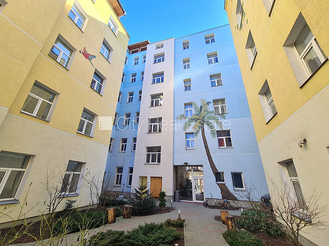 Фасадный дом, реновированный дом, закрытый двор, вход с улицы и со двора, Рига - изображение 16