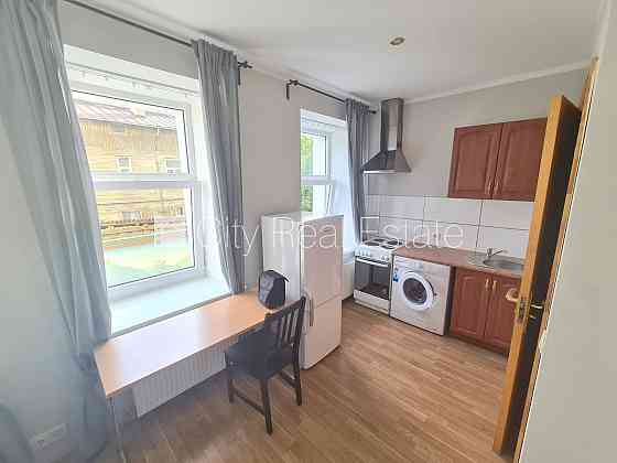 Здание во дворе, реновированный дом, закрытый двор, вход с улицы и со двора, Рига