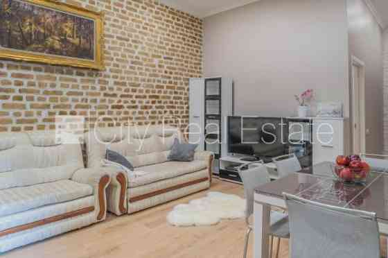 Фасадный дом, вход со двора, окна выходят во двор, изолированные комнаты 1 шт., Rīga