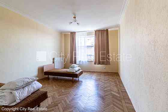 Фасадный дом, благоустроенный озеленённый двор, закрытый двор, вход с улицы, окна Rīga