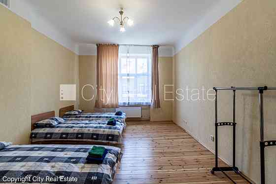 Фасадный дом, благоустроенный озеленённый двор, закрытый двор, вход с улицы, окна Rīga