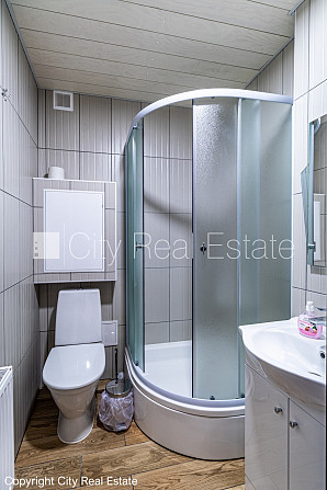 Fasādes māja, labiekārtots apzaļumots pagalms, slēgts pagalms, ieeja no ielas, logi vērsti Rīga - foto 9